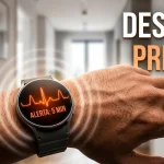 Pessoa usando smartwatch durante exame clínico com sensores conectados ao braço, simulando monitoramento cardíaco para prever risco de síncope.