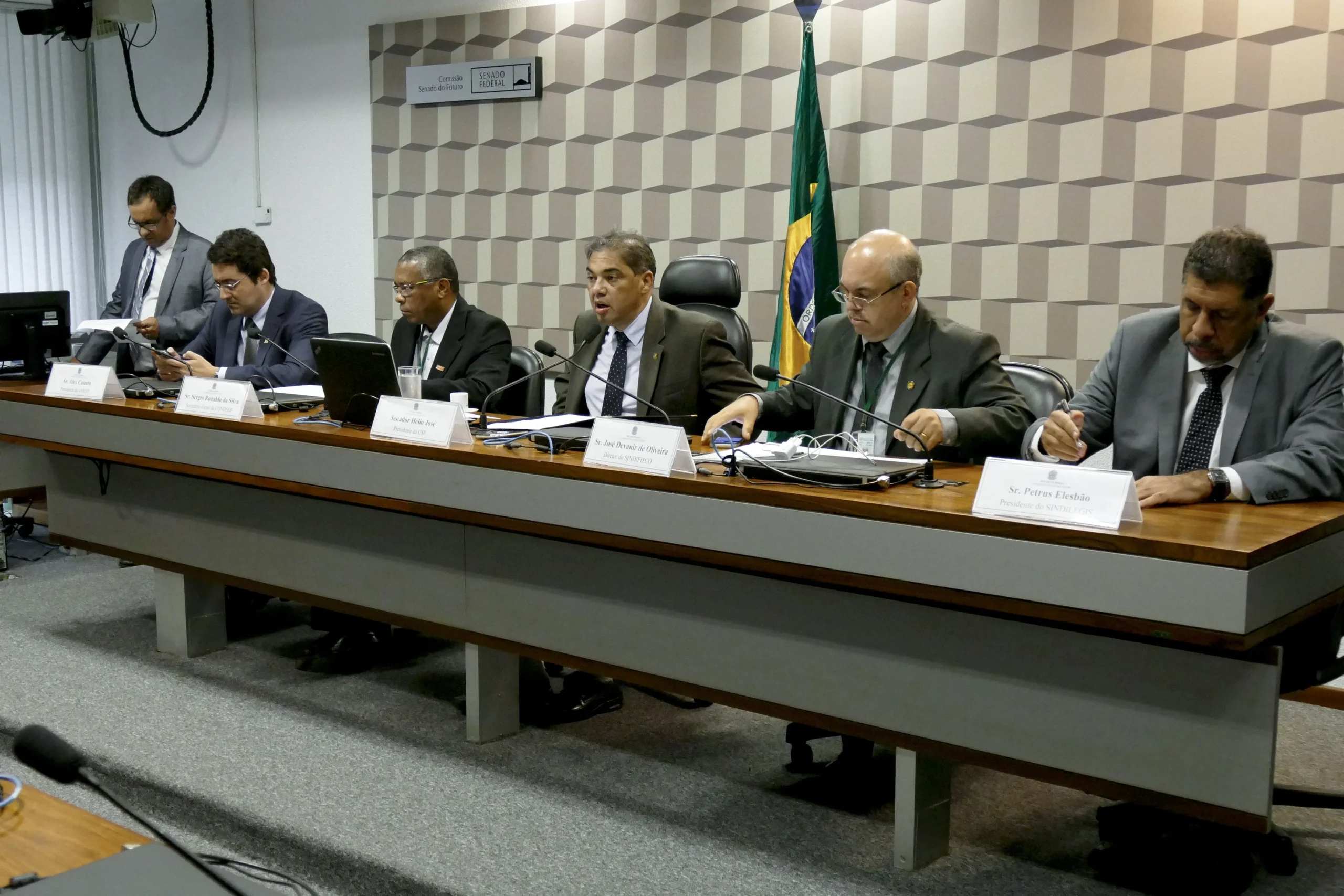 Gestores publicos analisando processos de concessao de aposentadoria e permanencia na ativa