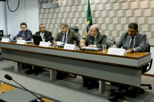 Servidores publicos em reuniao deliberativa e planejamento de carreira estatutaria e abono