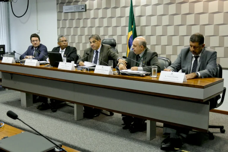 Servidores publicos em reuniao deliberativa e planejamento de carreira estatutaria e abono
