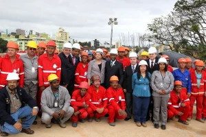 Trabalhadores em deslocamento urbano no transito e transporte publico no trajeto casa-trabalho
