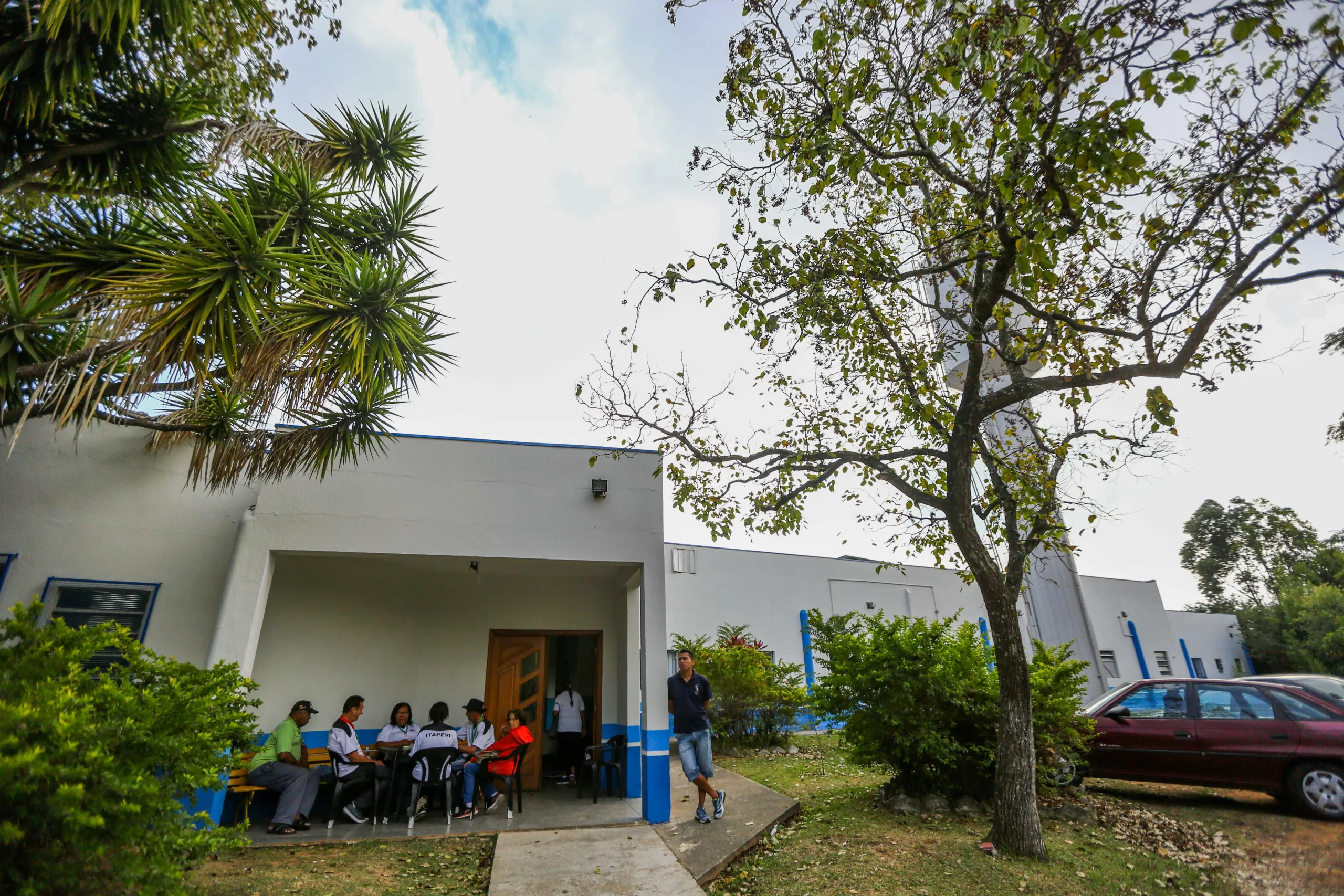 Cidadaos idosos dialogando sobre direitos previdenciarios e pensao por morte