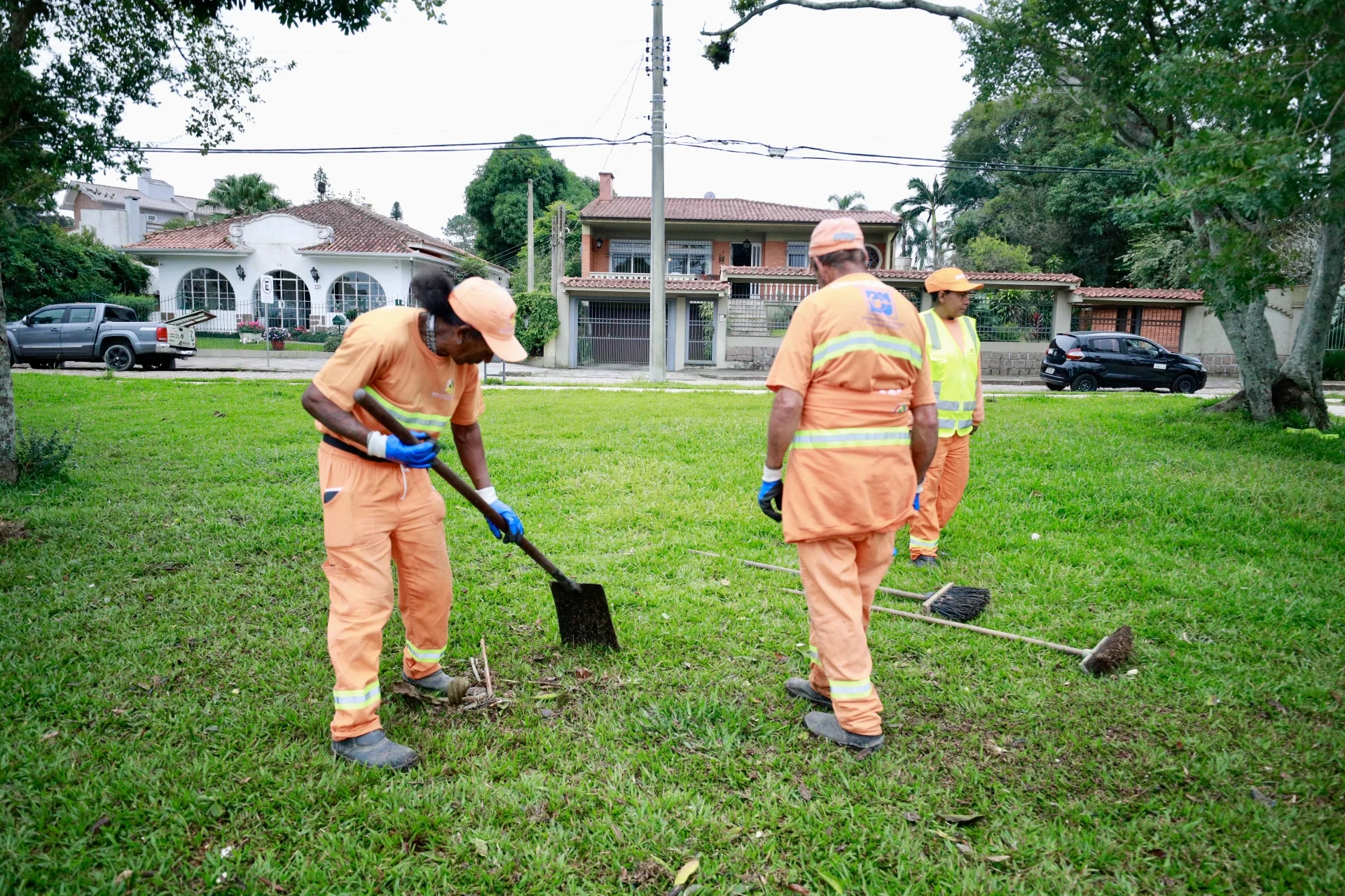 Trabalhadores da limpeza urbana e coleta de lixo com direito a adicional de insalubridade em grau maximo