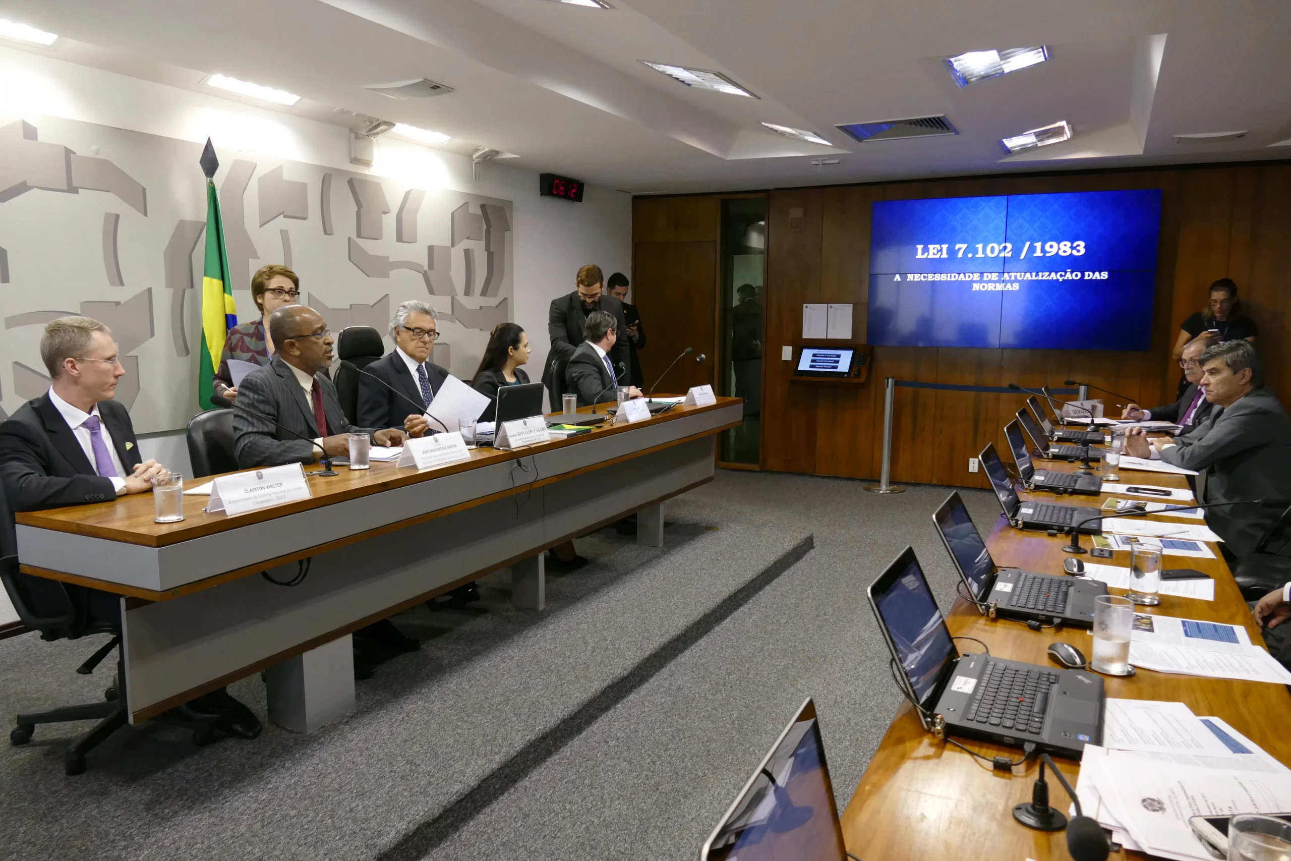 Comissao discutindo protecao salarial e adicional de periculosidade para vigilantes