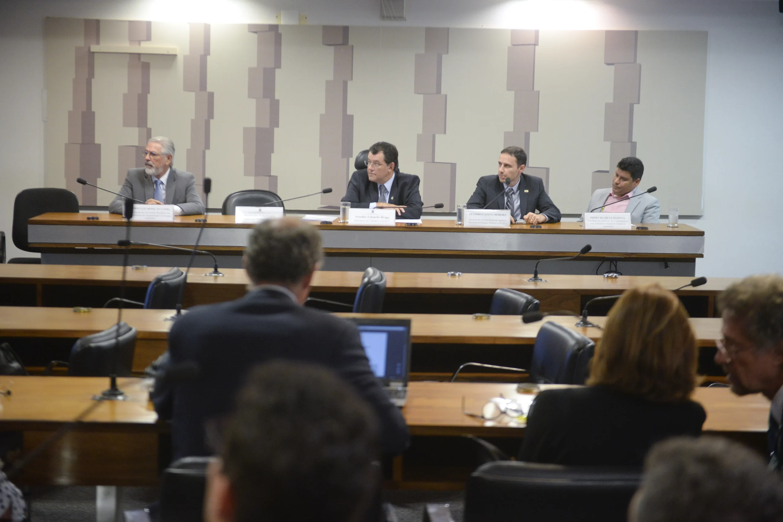 Debate sobre regulamentacao das condicoes de trabalho e periculosidade no setor eletrico