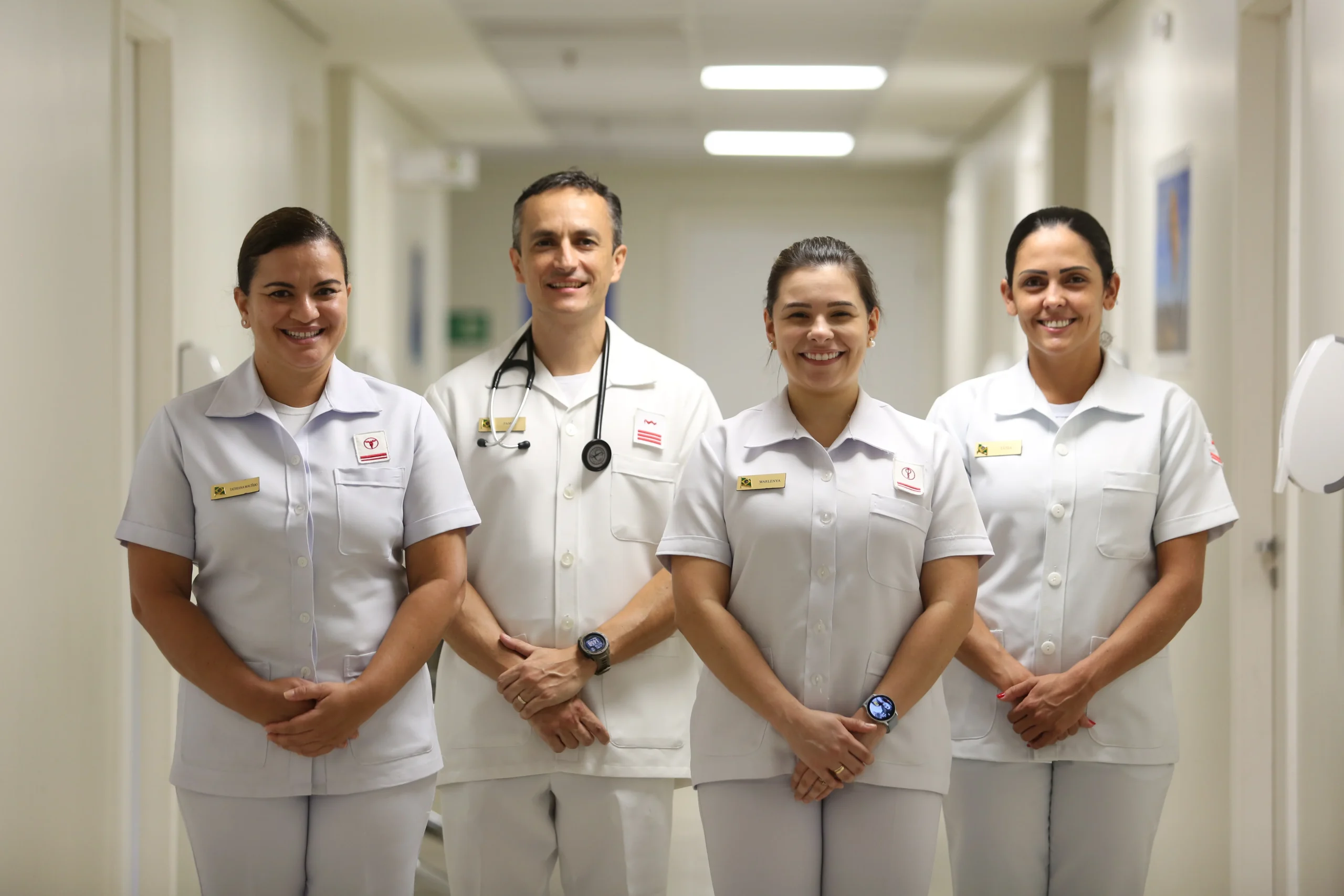 Equipe multiprofissional atuando em turno noturno com direitos trabalhistas