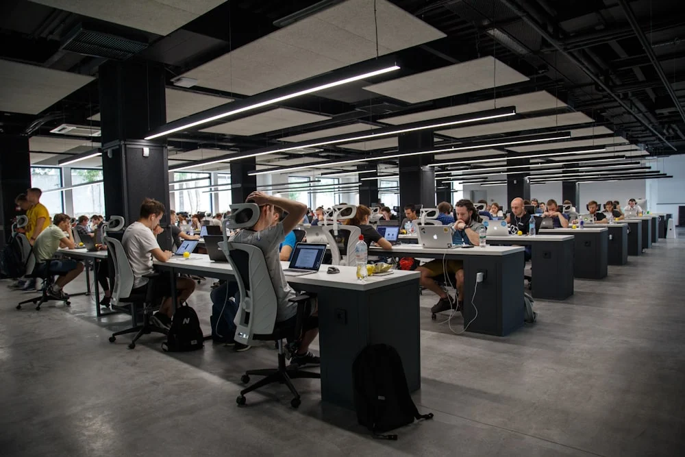 Trabalhador exercendo suas funções normais com a carteira assinada