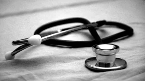 Médico perito realizando avaliação clínica documental de capacidade laboral
