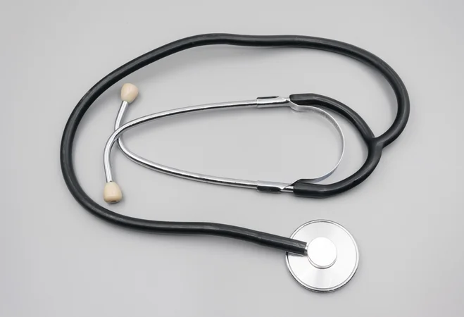 Beneficio em analise inss como acelerar: Estetoscópio sobre prontuário médico para concessão no Atestmed