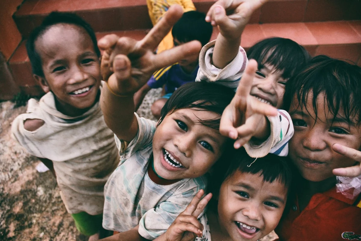 Família brasileira recebendo apoio social e benefícios do Bolsa Família