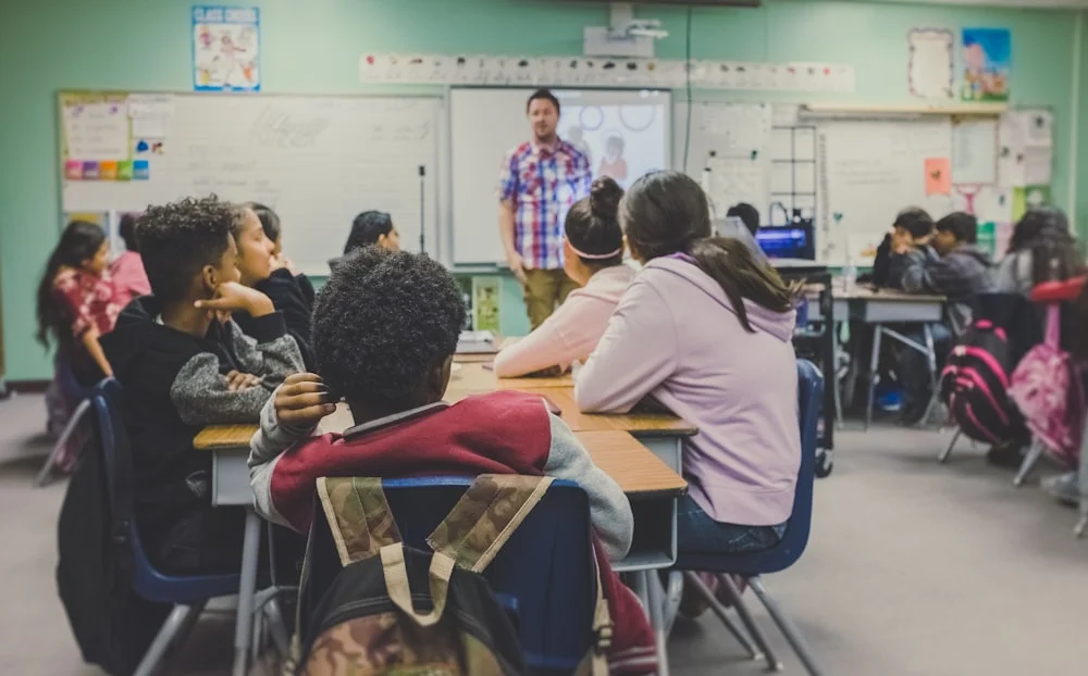 Frequência escolar de crianças e jovens beneficiários