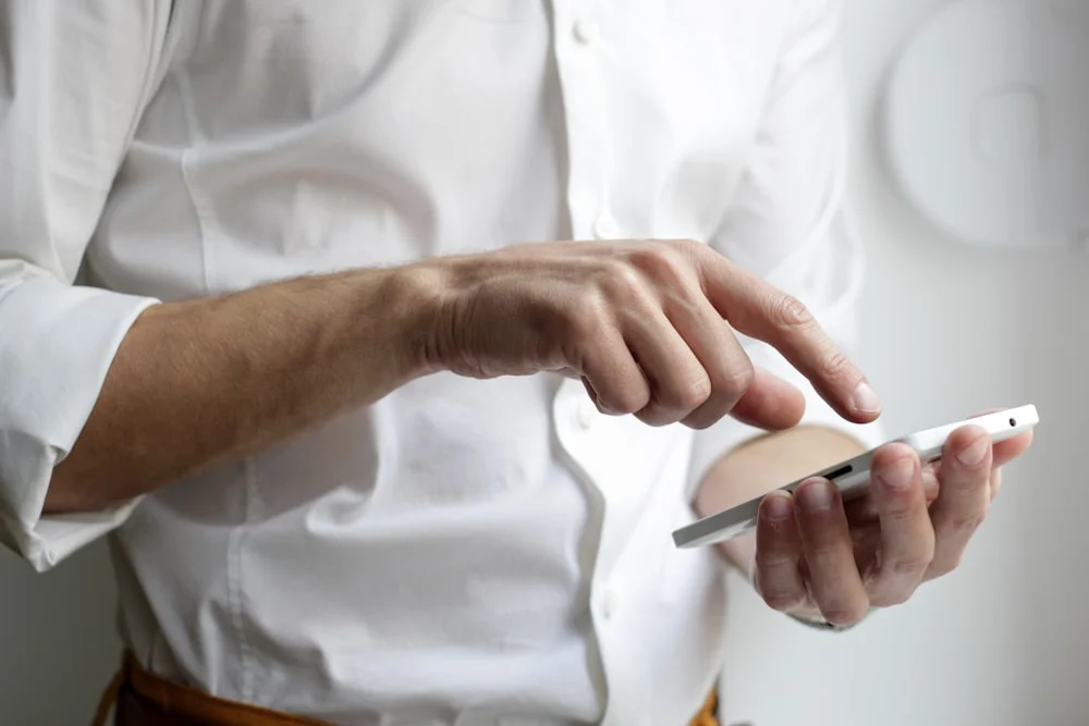 Documento digital no smartphone com QR Code para validação oficial