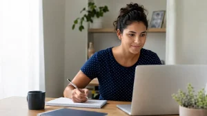 Mulher estuda em notebook durante curso profissionalizante EAD gratuito