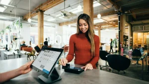 Microempreendedora em seu comércio local atendendo clientes com sucesso e planejamento