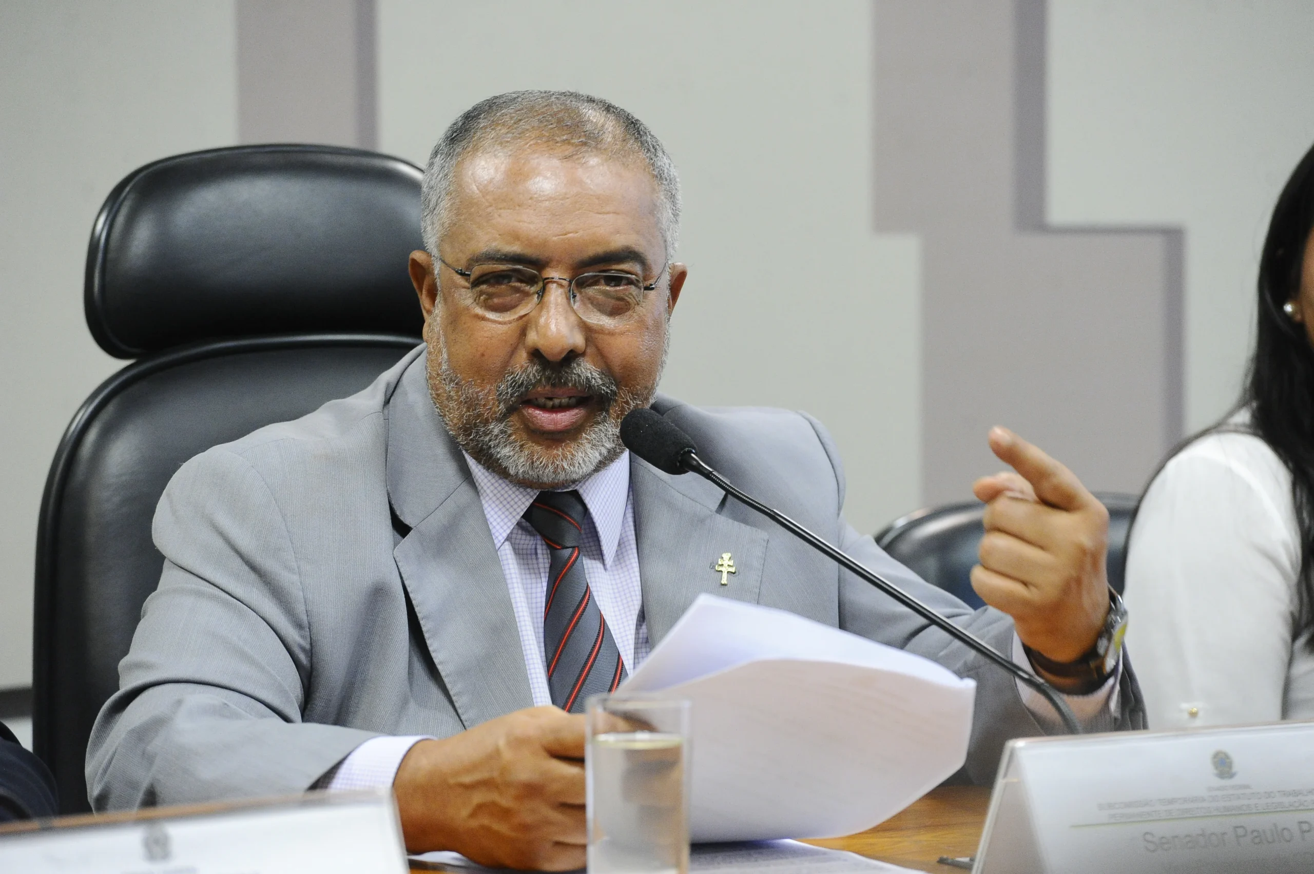 Debate sobre a Lei de Igualdade Salarial entre homens e mulheres e requisitos da CLT
