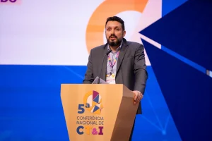 Profissionais e especialistas em debate sobre equidade e equiparacao salarial no mercado de trabalho