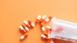 Farmacêutica atendendo cidadão no balcão do programa Farmácia Popular Remédios de Graça