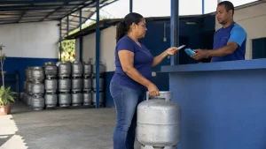 Beneficiária usa o vale do Gás do Povo em uma revenda credenciada