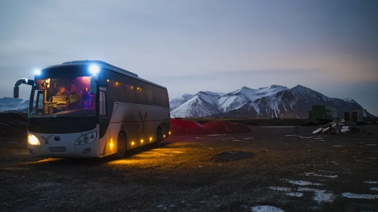Jovem viajando de ônibus interestadual com o ID Jovem 2026