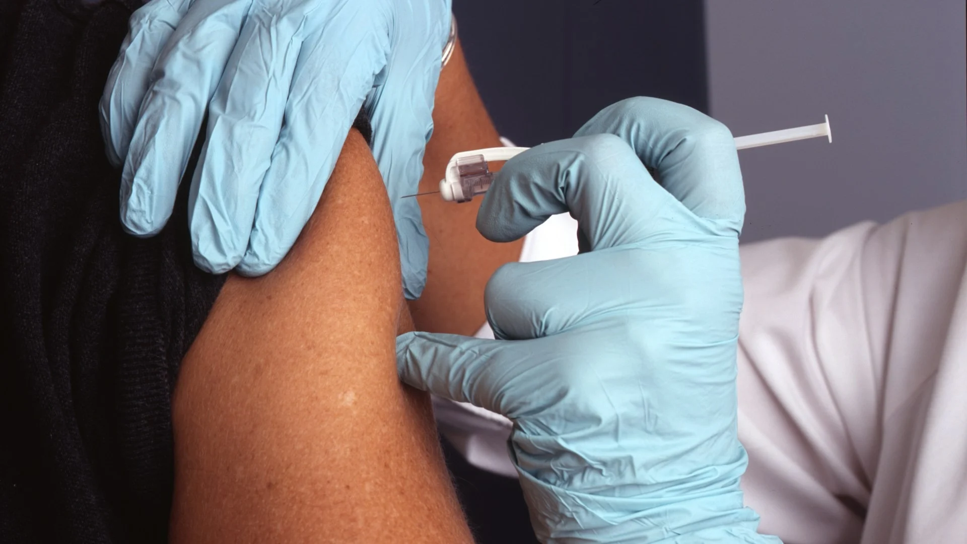 Exames de imagem, prontuários clínicos e laudos médicos periciais sobre a mesa