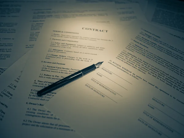 Multa 40 fgts como calcular: Trabalhador assinando termo de rescisão de contrato de trabalho na empresa
