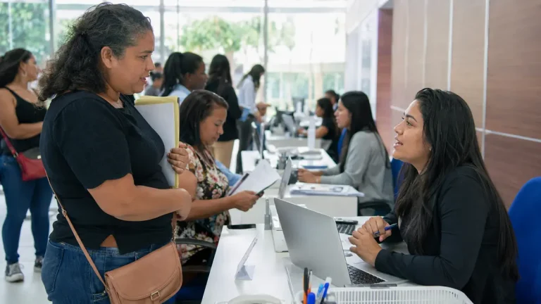 Mulheres participam de mutirão de emprego com atendimento de recrutadoras