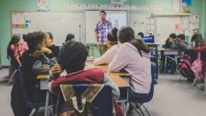 Estudantes do ensino médio beneficiados pelo programa Pé-de-Meia no Caixa Tem