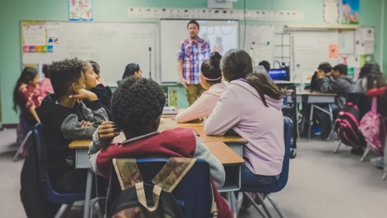 Estudantes do ensino médio beneficiados pelo programa Pé-de-Meia no Caixa Tem