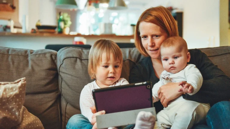 Criança com a família e direitos da Pensão Alimentícia em 2026