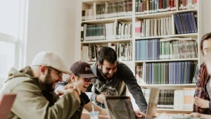 Prouni 2026: Estudantes universitários comemorando bolsas de estudo de 100% e ingresso no ensino superior