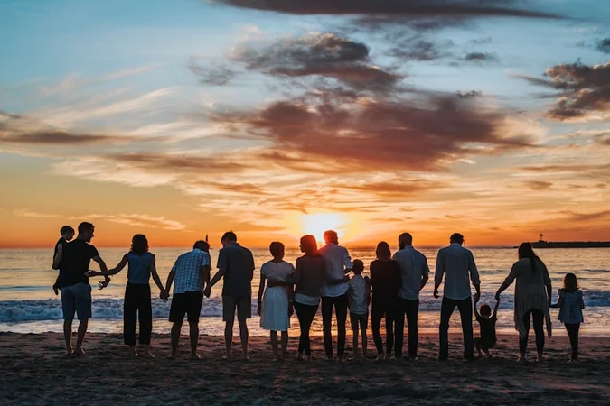 Regra de protecao bolsa familia: Família reunida em casa com segurança financeira e benefícios sociais