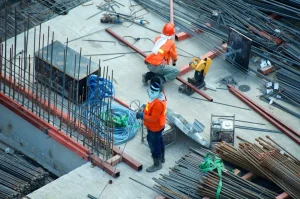 Regra de protecao bolsa familia: Trabalhador com capacete e uniforme no ambiente de trabalho