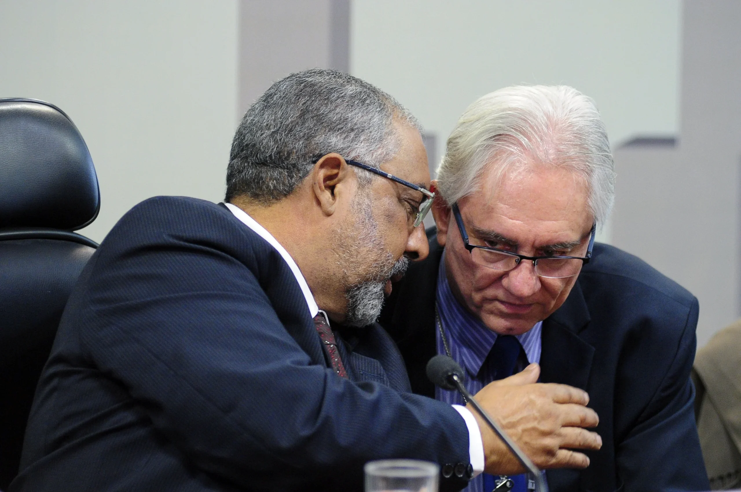 Debate sobre causas graves de rescisao indireta como atraso salarial e nao recolhimento do FGTS