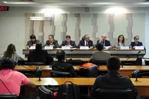 Comissao parlamentar debatendo direitos trabalhistas e rescisao indireta por falta grave do empregador