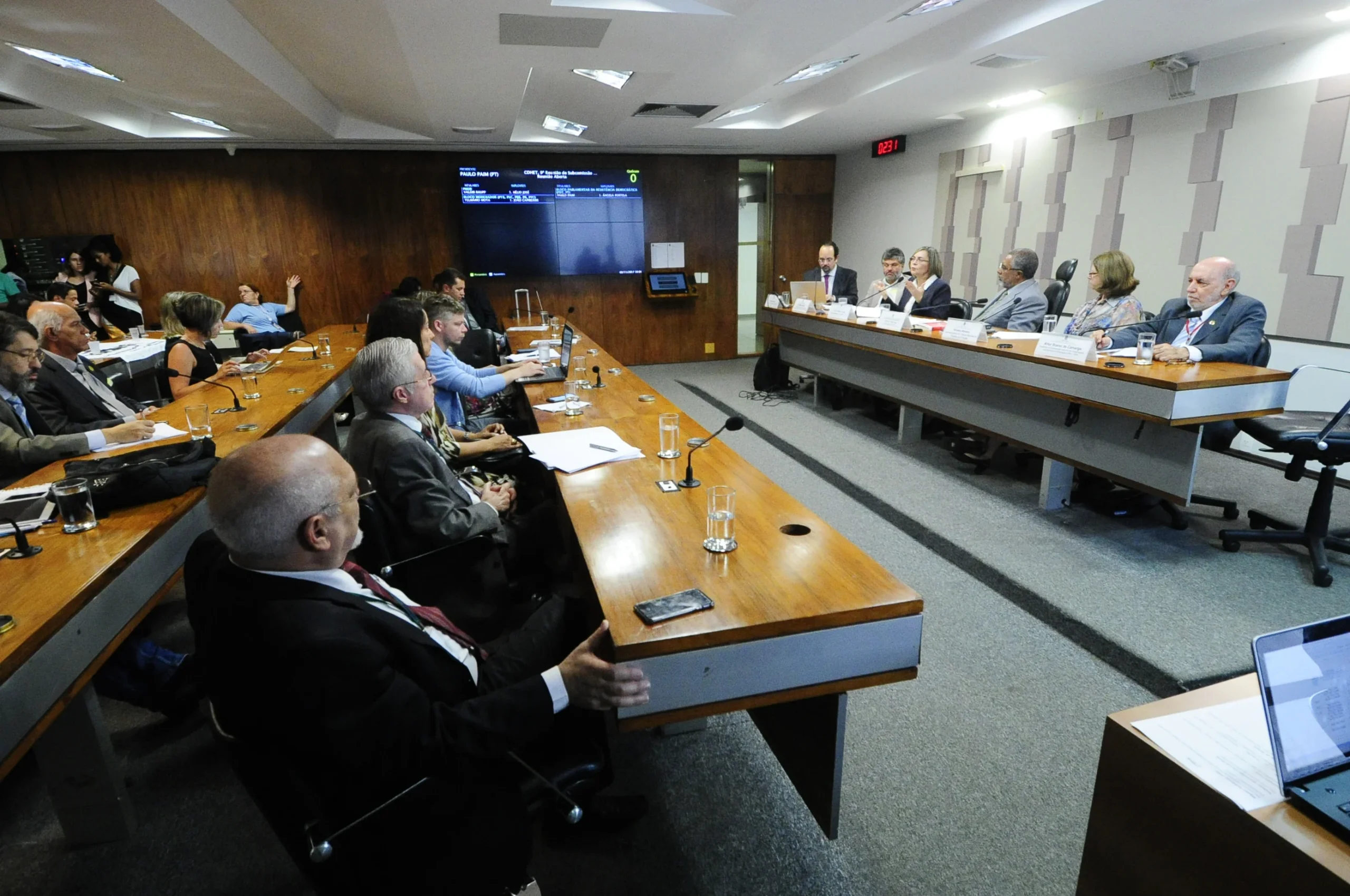 Reuniao institucional sobre garantia de seguro-desemprego e saque do FGTS na rescisao indireta
