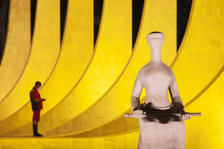 Escultura da Justica e sede do Supremo Tribunal Federal em Brasilia para revisoes previdenciarias