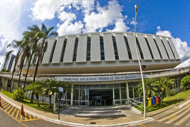 Fachada do Tribunal Regional Federal TRF1 competente para julgamento de revisoes de aposentadoria