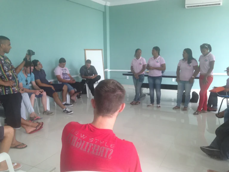 Mulheres trabalhadoras rurais e agricultoras familiares reunidas em comunidade rural no Brasil
