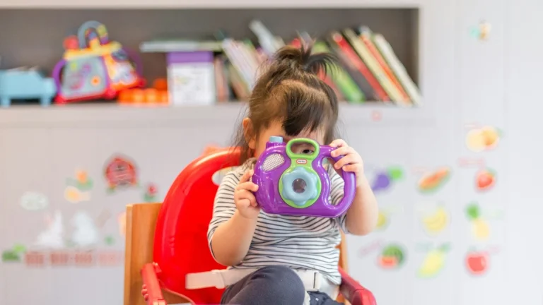Mãe segurando bebê recém-nascido no colo com carinho e proteção familiar