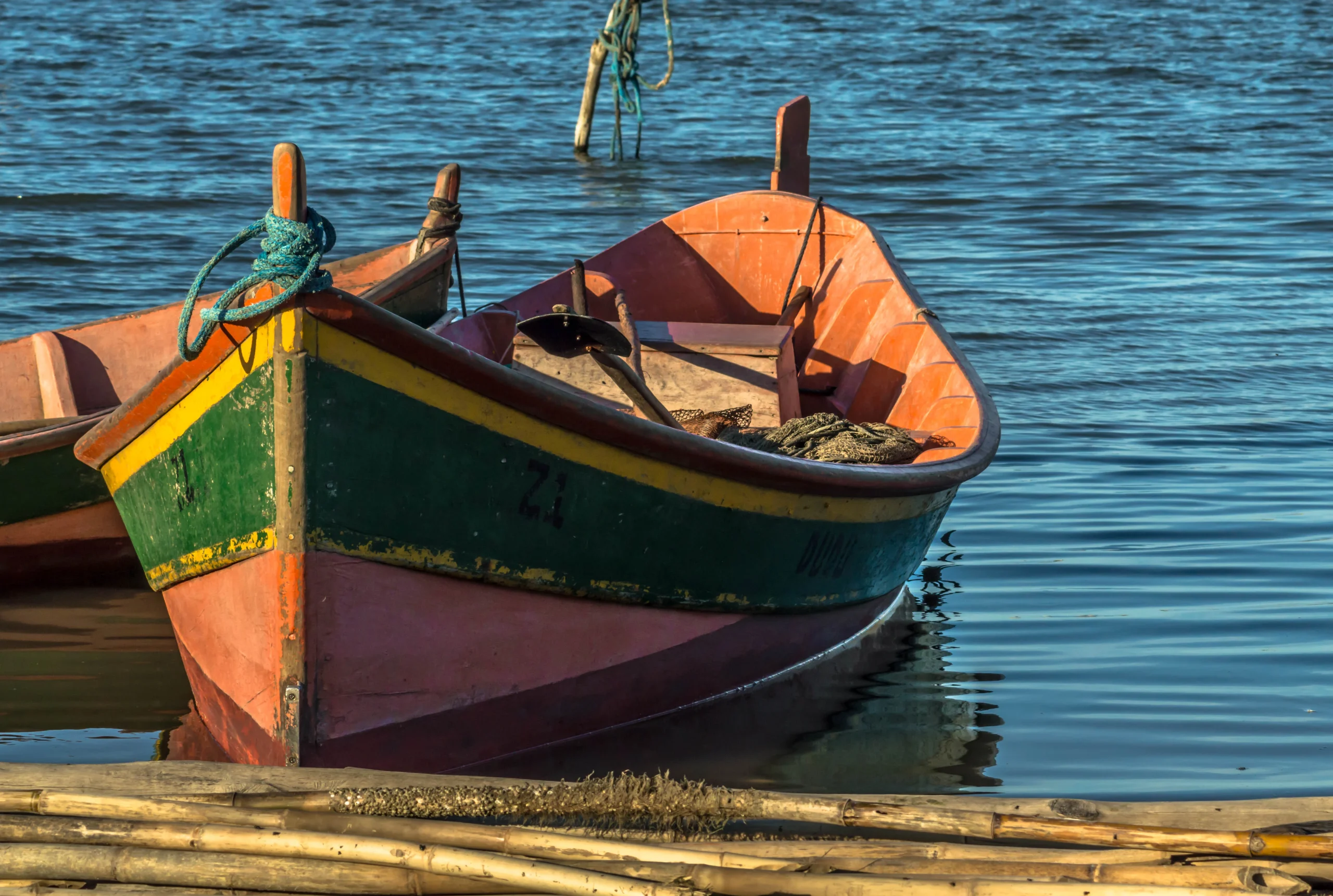 Barco de pesca artesanal ancorado em comunidade tradicional durante periodo de defeso