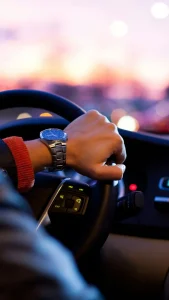 Motorista ao volante comemorando a conquista da carteira