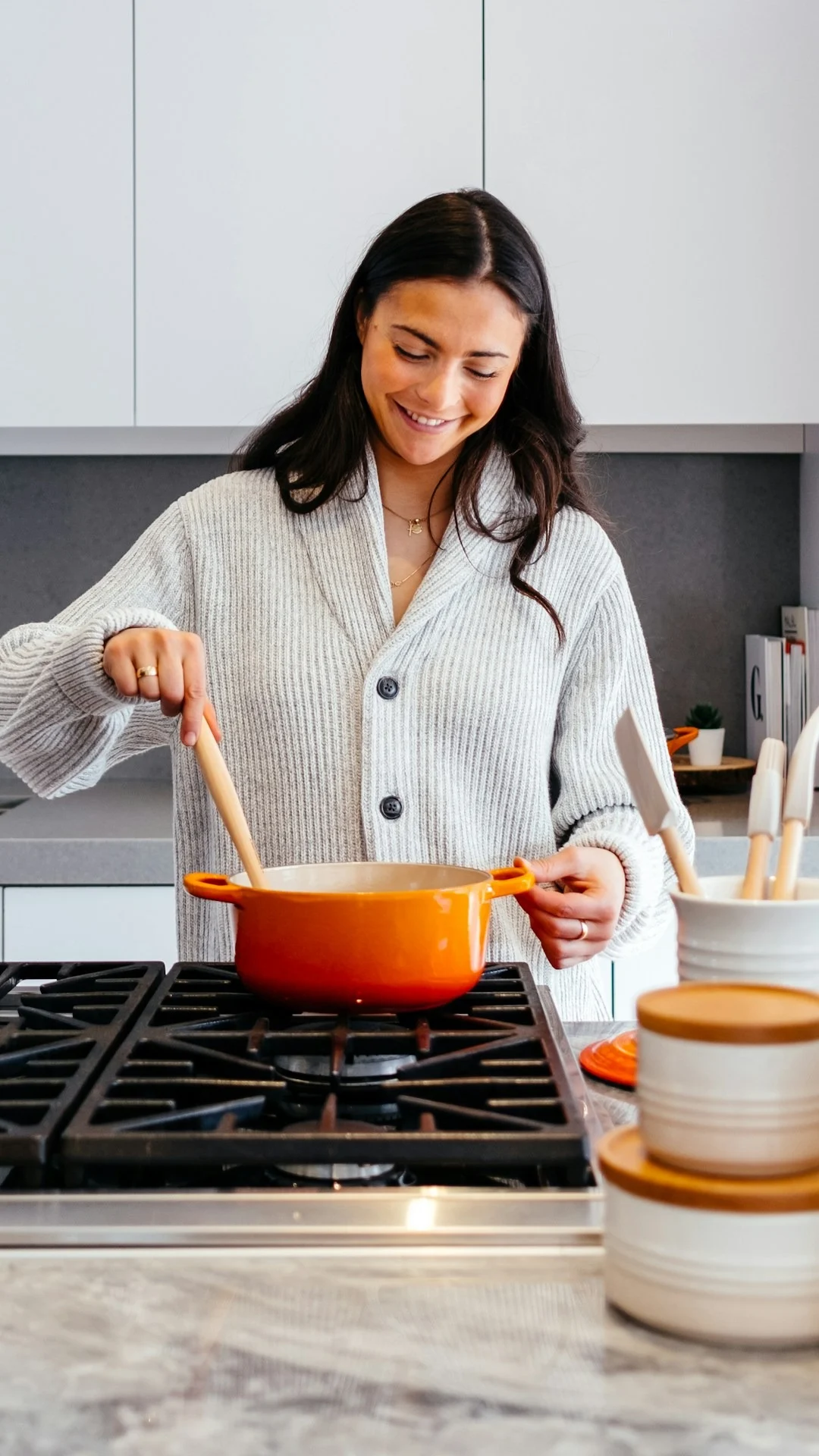 Cozinha e botijão de gás GLP do programa Gás do Povo