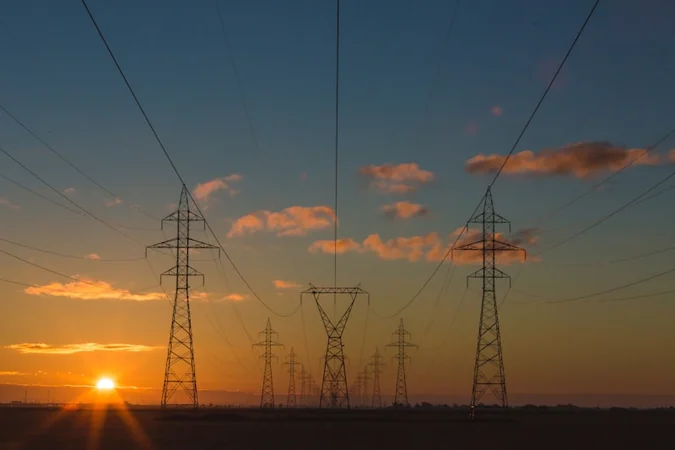 Tarifa social de energia eletrica: Torres de alta tensão e rede de distribuição de energia elétrica