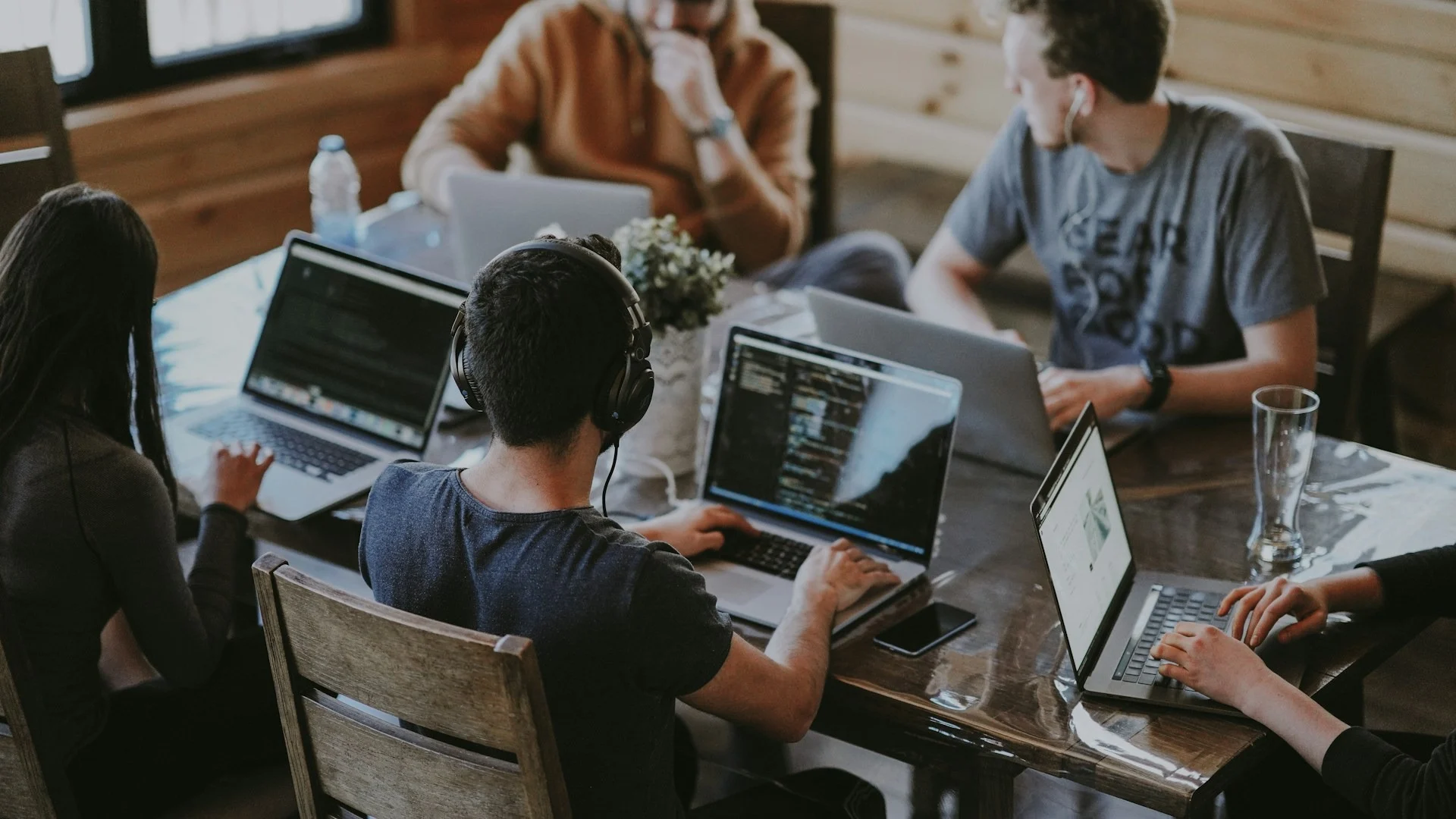 Profissional atuando normalmente na empresa com adaptação e ergonomia no posto de trabalho