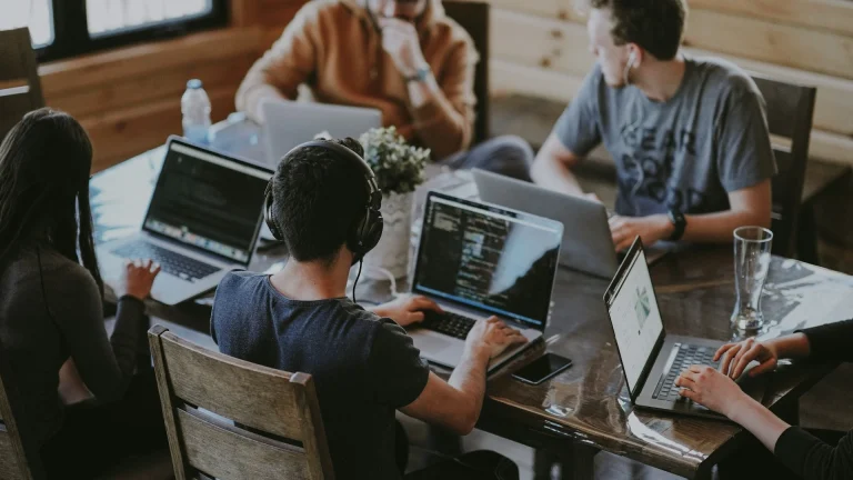 Jovens aprendizes colaborando em escritório corporativo