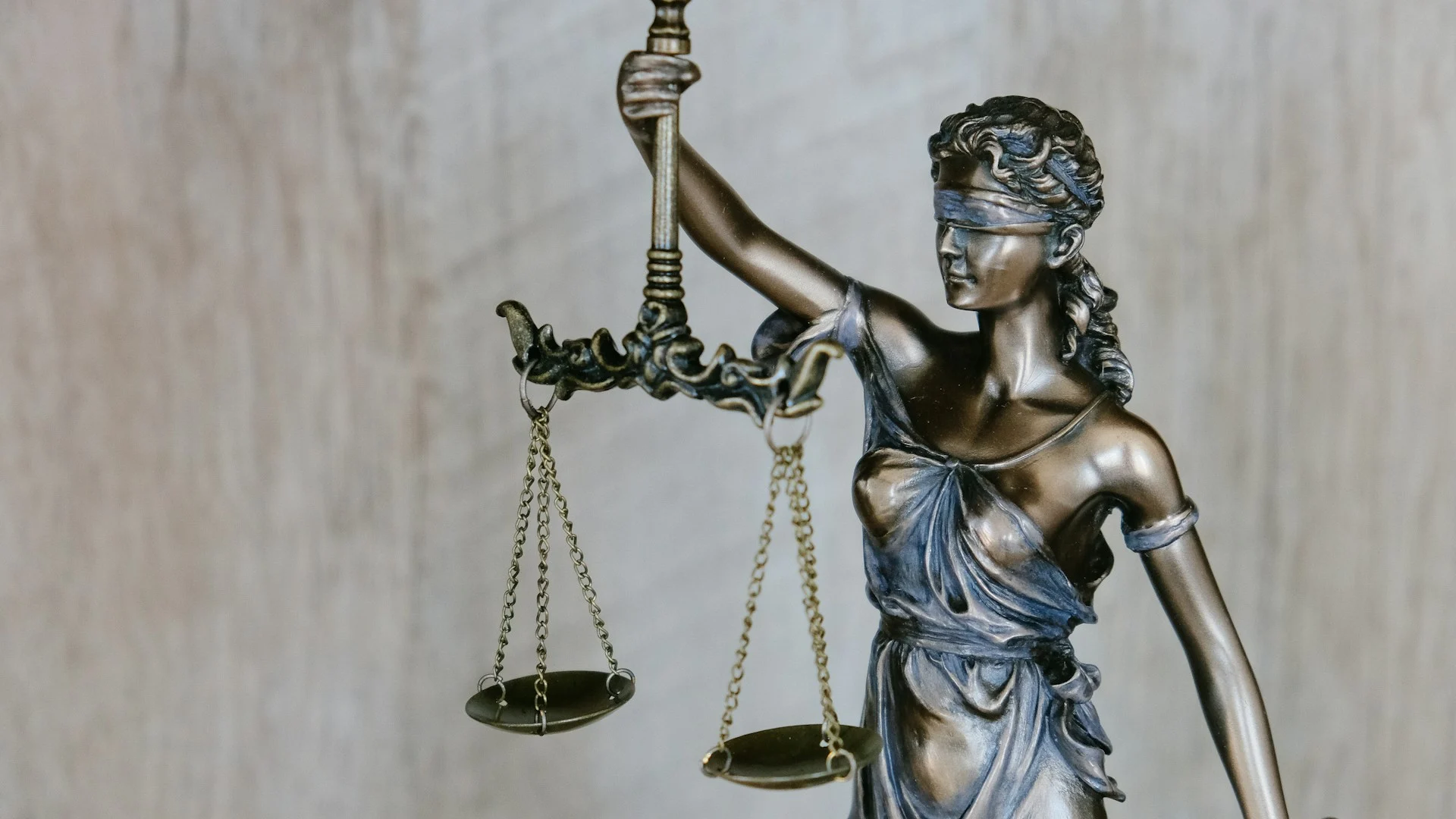 Martelo de juiz, balança da justiça e livros de direito do trabalho