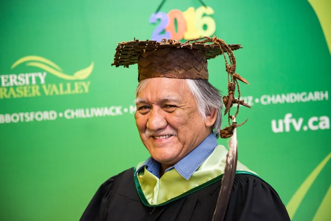 Valores do pe de meia: Capelo de formatura e diploma de conclusão do ensino médio com incentivo financeiro