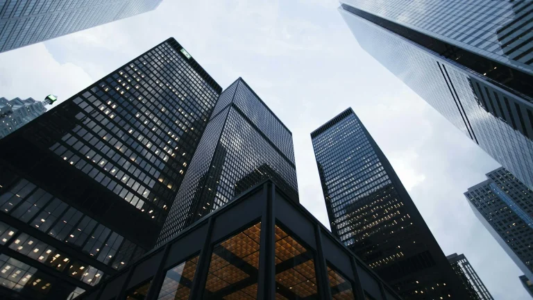 Fachada corporativa do Banco Central do Brasil e sistema bancário financeiro