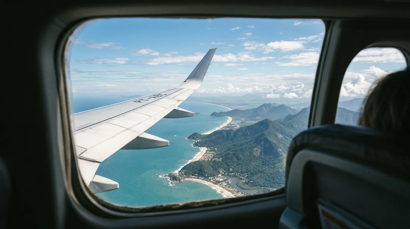 Aeronave comercial em voo sobre o litoral brasileiro pelo Programa Voa Brasil