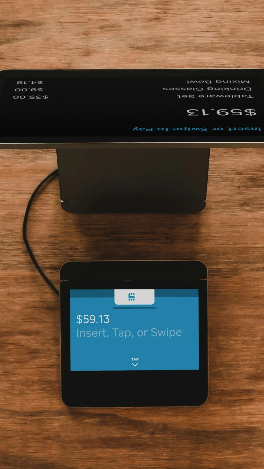 Smartphone com tela do aplicativo Caixa Tem